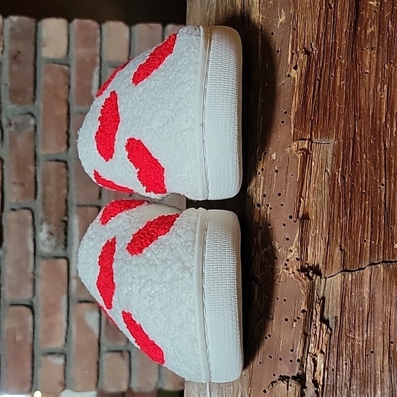 HEART SLIPPERS - Picture 7 of 8